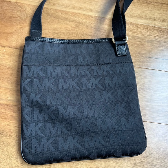 Michael Kors crossbody - Picture 3 of 7